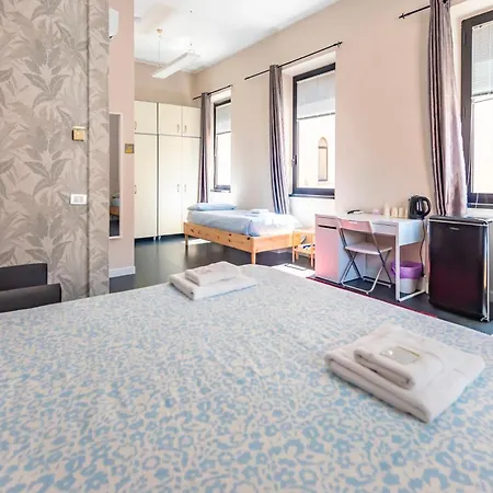 Konukevi The Rock Con Bagno Privato Self Check In Piacenza