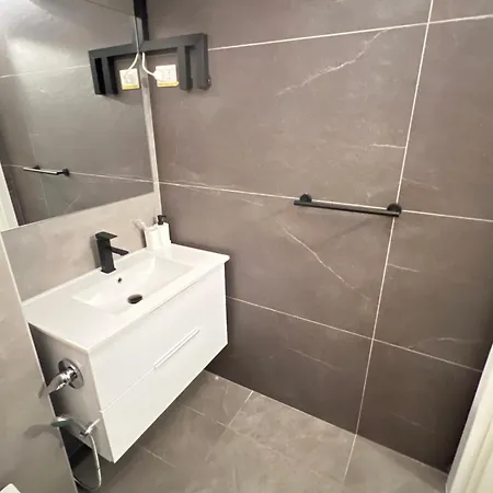 The Rock Con Bagno Privato Self Check In 3* Piacenza