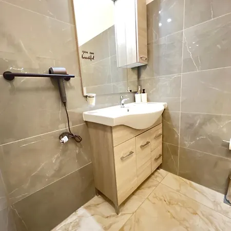 The Rock Con Bagno Privato Self Check In 4* Piacenza