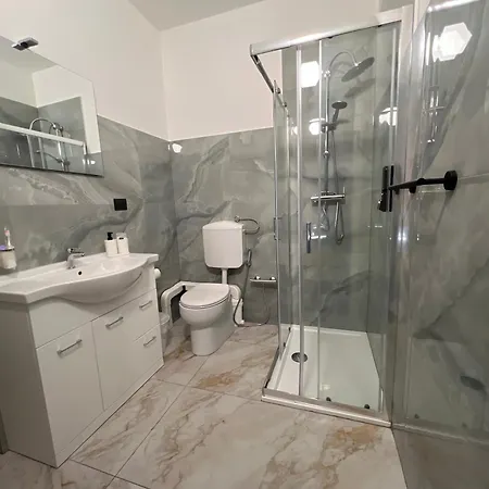 The Rock Con Bagno Privato Self Check In Piacenza