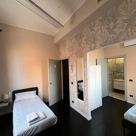 The Rock Con Bagno Privato Self Check In 3* Piacenza