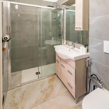The Rock Con Bagno Privato Self Check In Piacenza